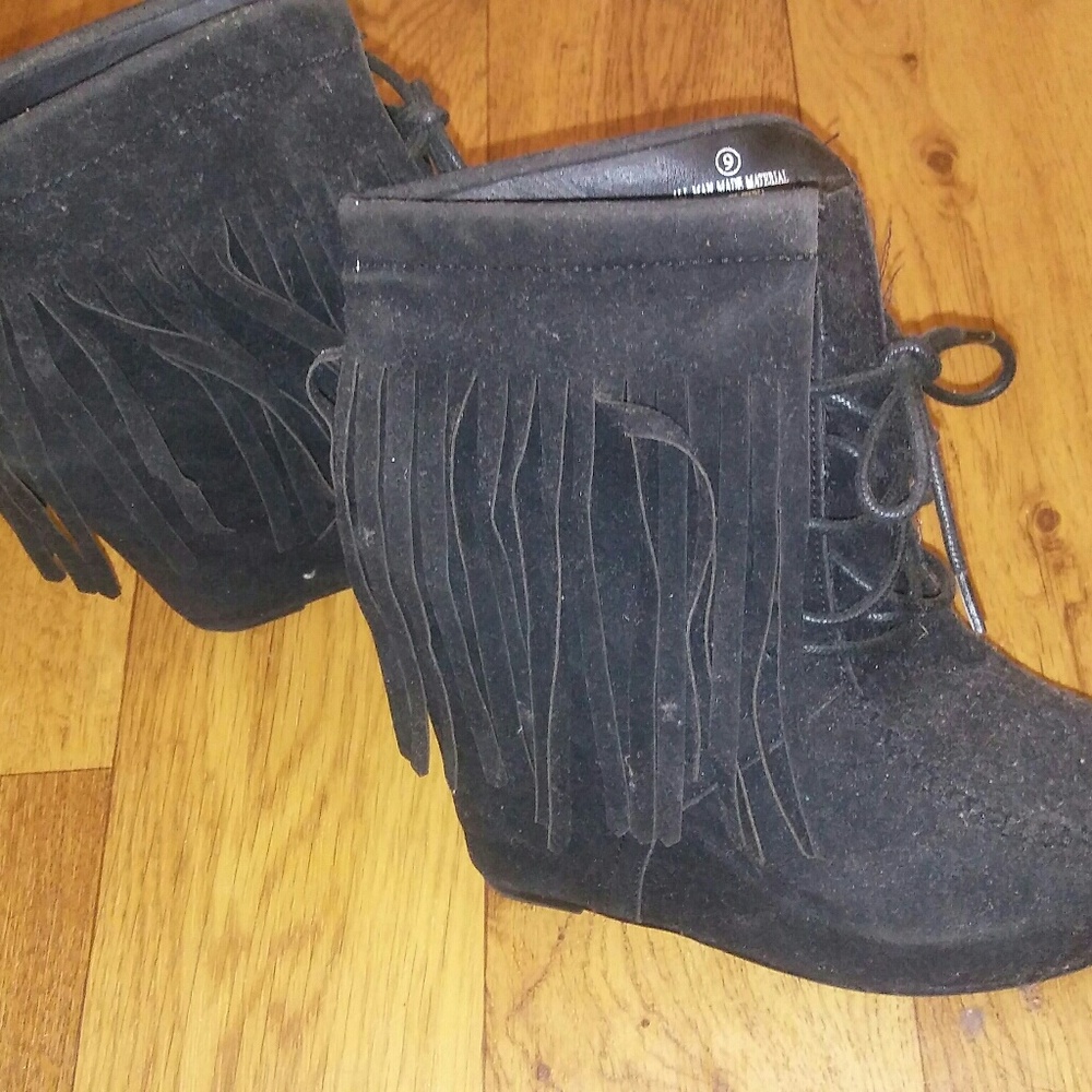 Black wedges